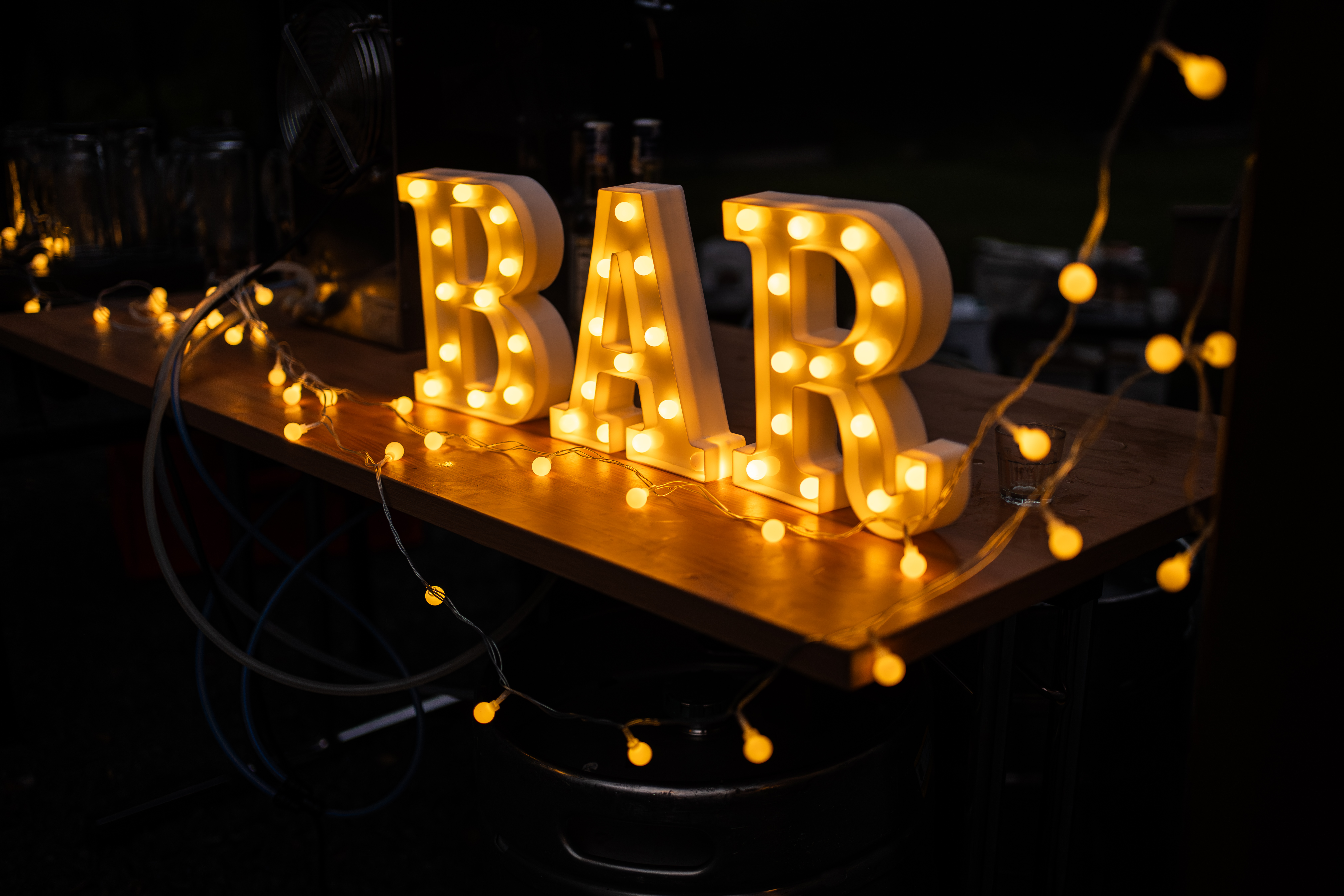 Svítící písmena BAR – pronájem svatební dekorace, půjčovna Vyzdob to s námi Ostrava