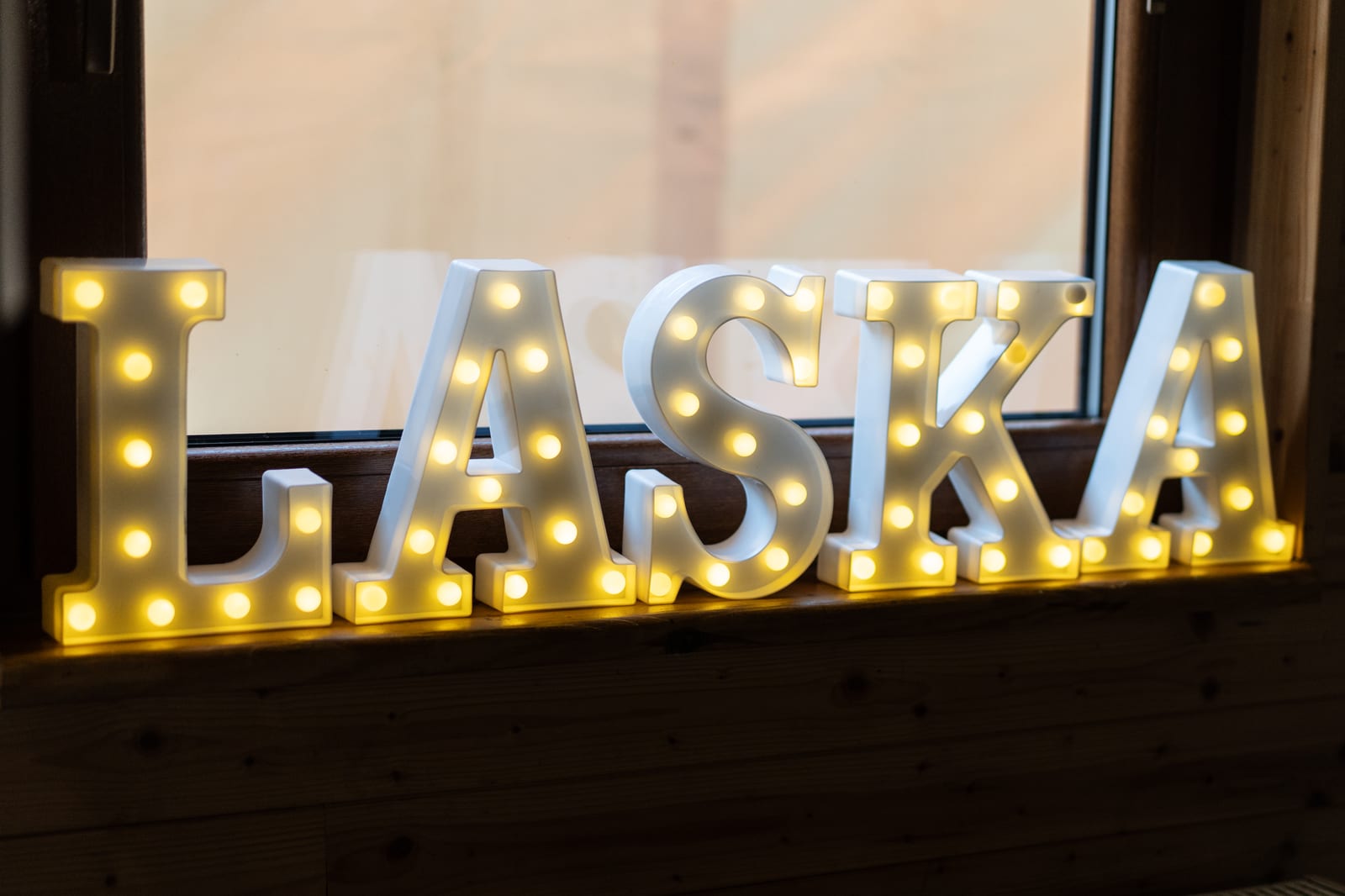 Svítící písmena LÁSKA – pronájem svatební dekorace, půjčovna Vyzdob to s námi Ostrava