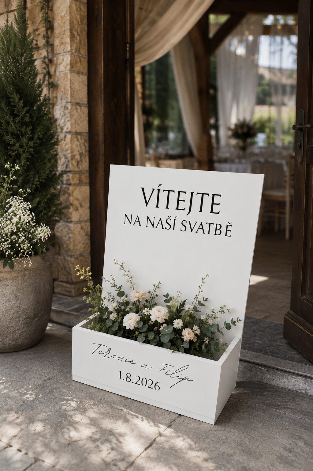 Bílá uvítací tabule s boxem na květiny  – pronájem svatební dekorace, půjčovna Vyzdob to s námi Ostrava