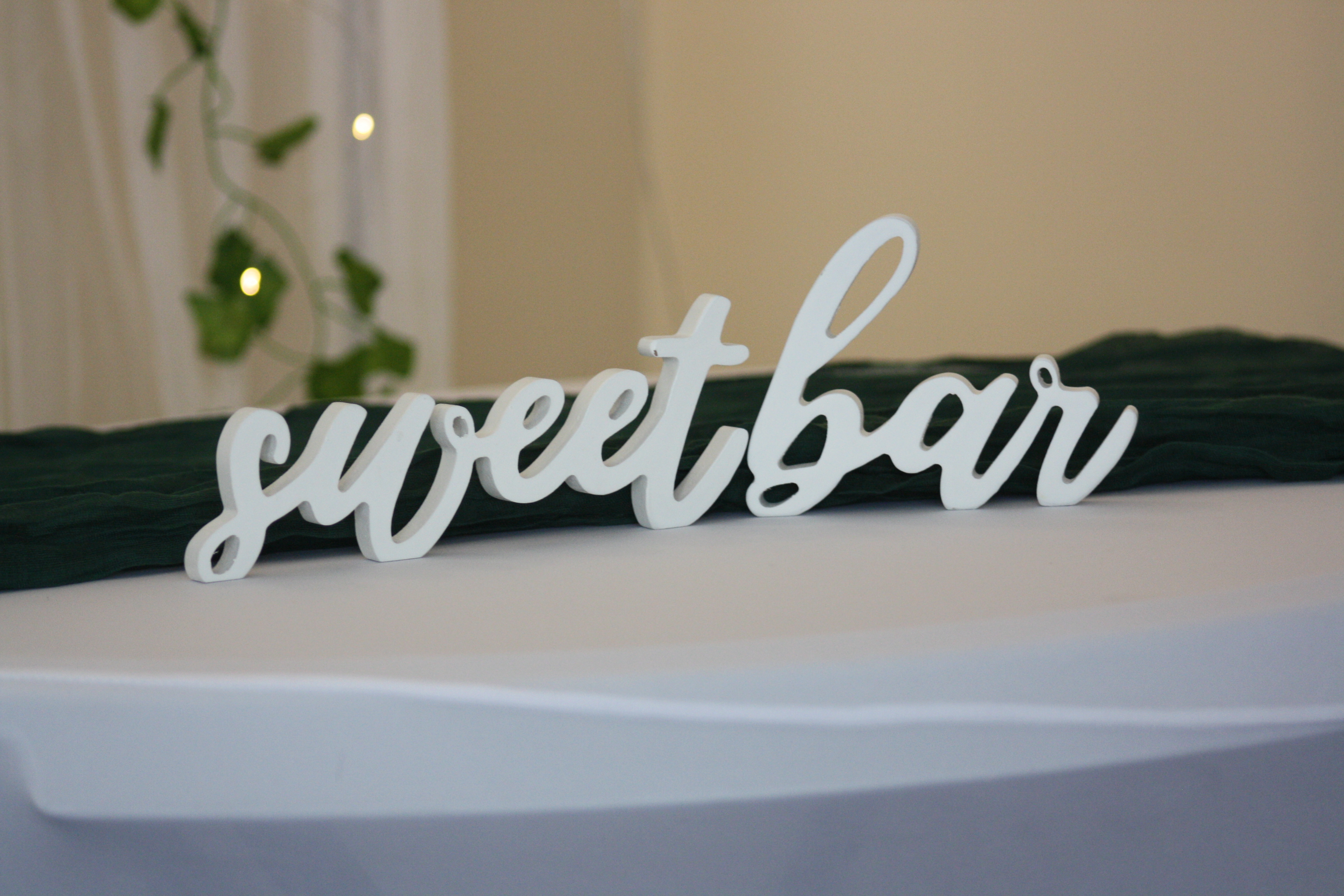 Dřevěná písmena sweet bar – pronájem svatební dekorace, půjčovna Vyzdob to s námi Ostrava