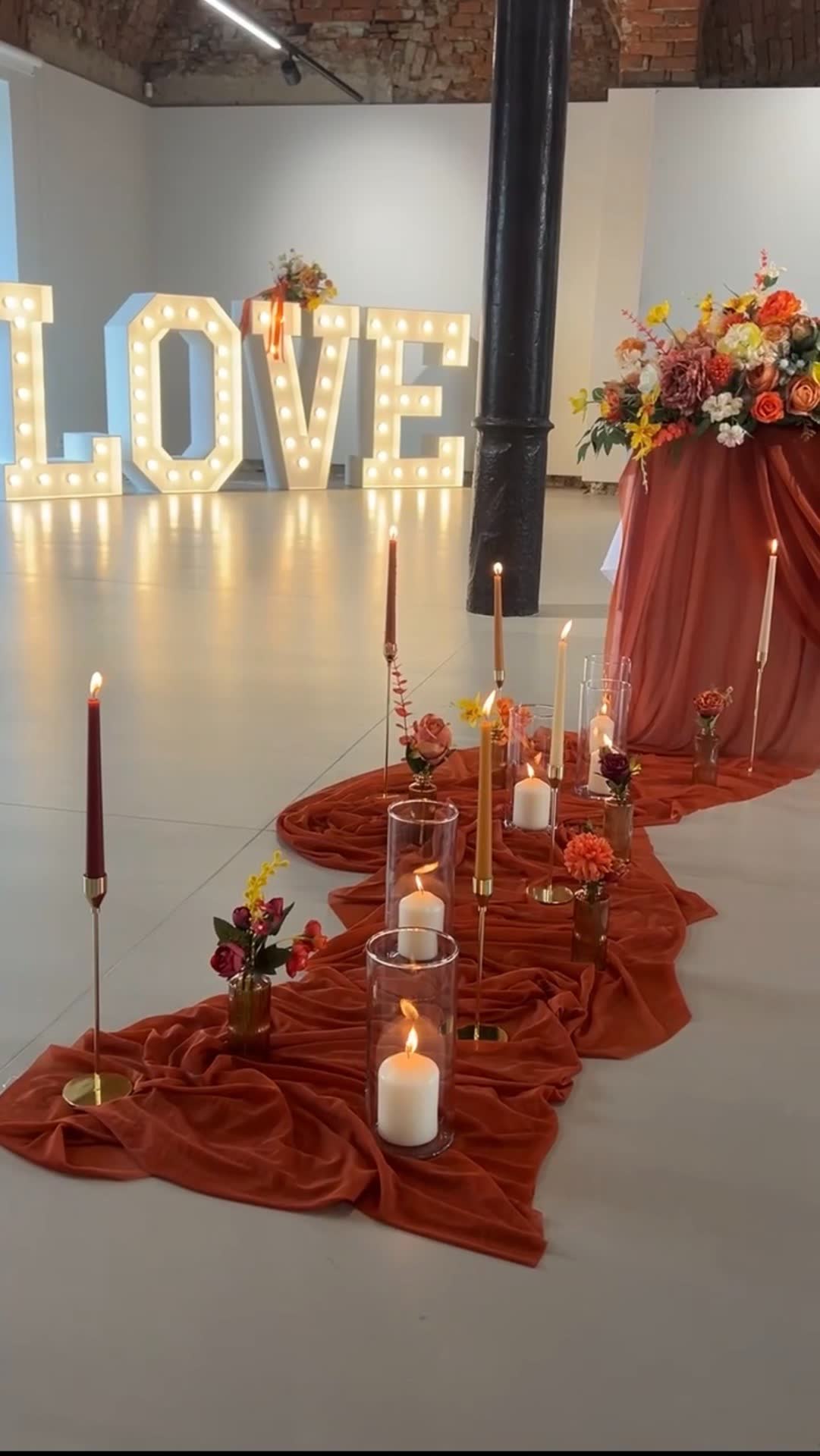 Obří svítící písmena LOVE – pronájem svatební dekorace, půjčovna Vyzdob to s námi Ostrava