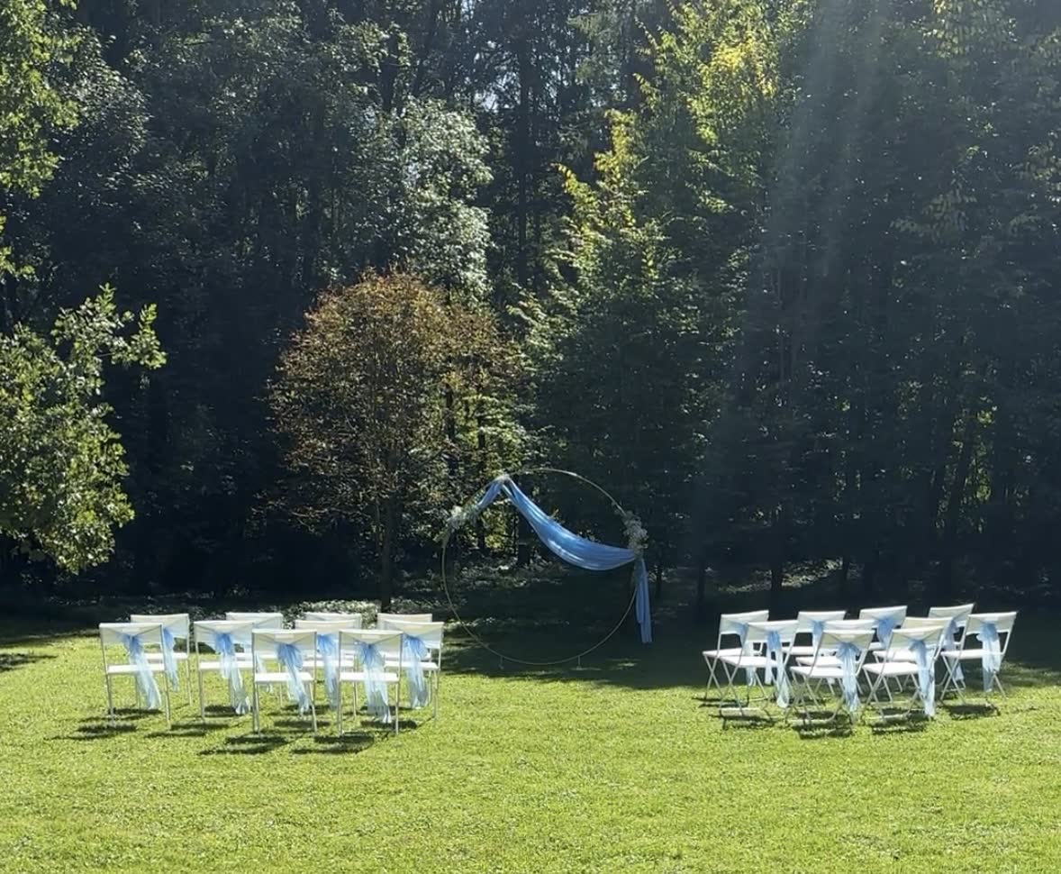 Bílá skládací židle k obřadu – pronájem svatební dekorace, půjčovna Vyzdob to s námi Ostrava