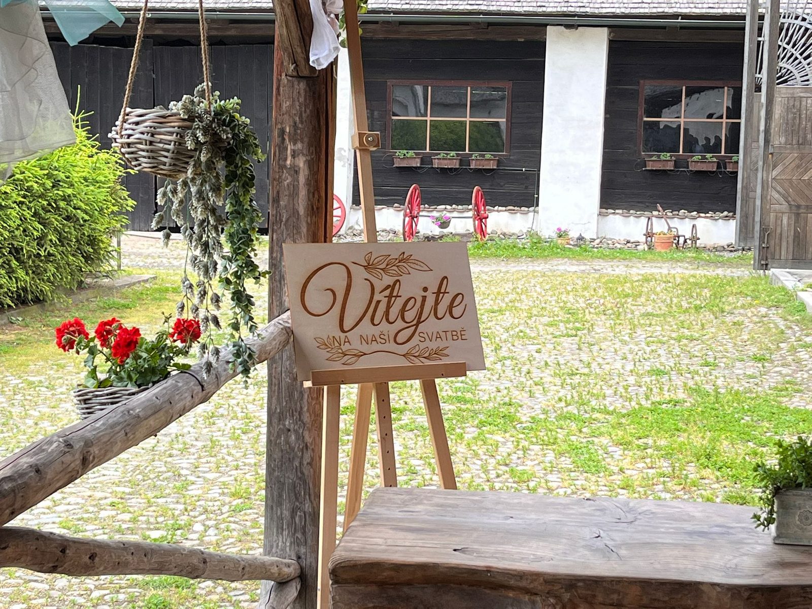 Dřevěná uvítací tabule na stojanu