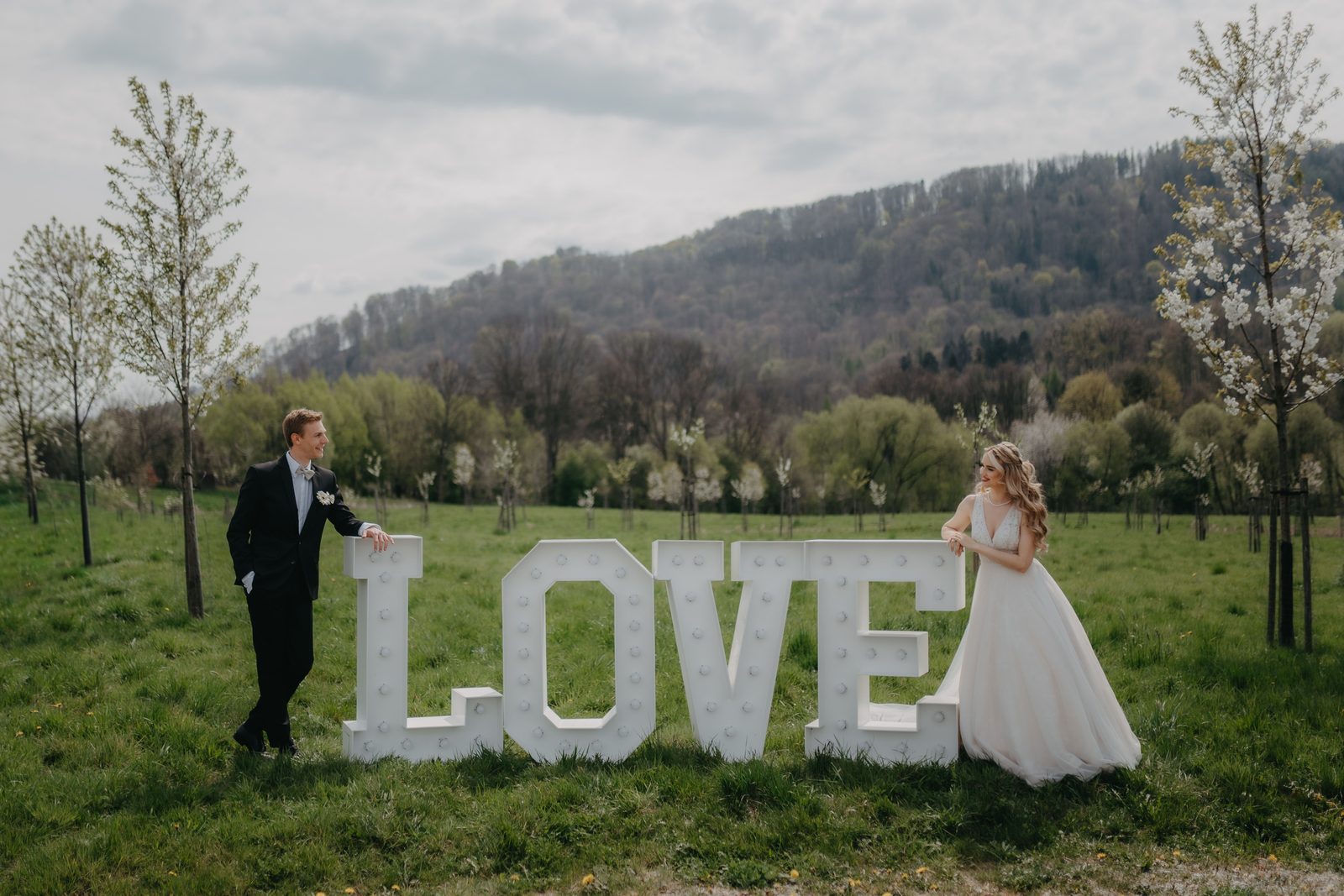 Obří svítící LOVE na svatební louce
