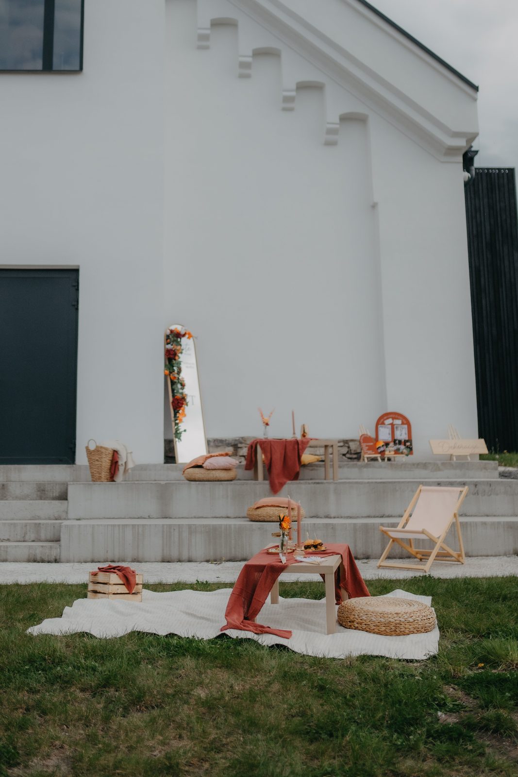 Boho odpočinkový koutek s lehátky a dekami